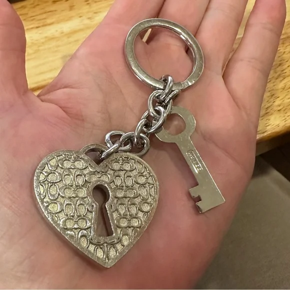 Coach Vintage Y2K Silver tone Heart Keyhole Keychain - Picture 11 of 11